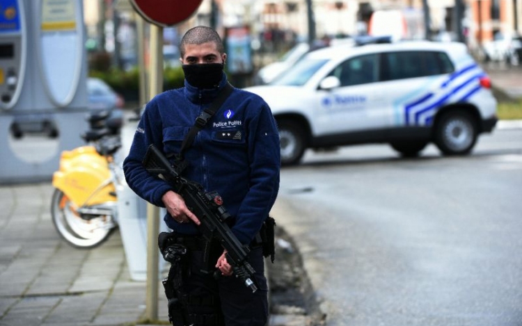 Belgiumban két rendőrt sebesített meg egy arabul kiabáló támadó