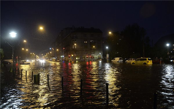 Brutális eső a fővárosban – folyamatosan dolgoztak a tűzoltók - FOTÓK