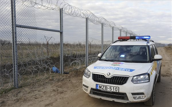 Több mint négyszáz határsértőt fogtak el a hétvégén