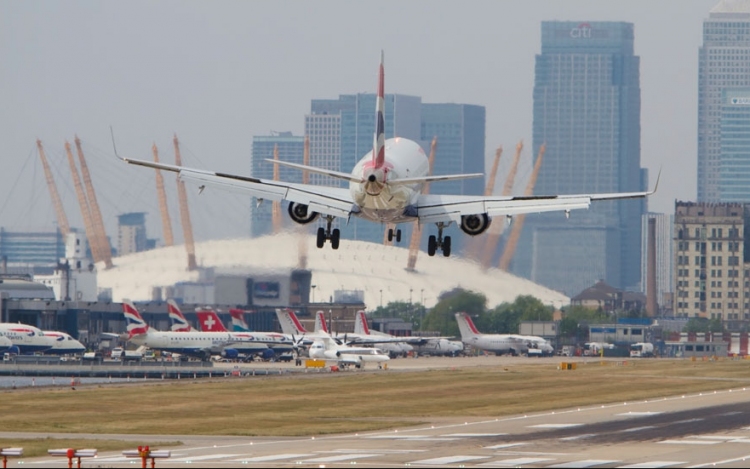 Terrorveszélyre figyelmeztették a brit repülőtereket és atomerőműveket