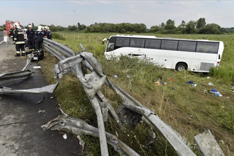 Árokba borult egy busz az M3-ason, a főváros felé nagy a torlódás