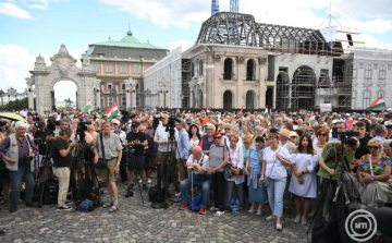 Szimpátiatüntetést tartottak a lemondásra felszólított közjogi méltóságok és állami intézményvezetők mellett Budapesten
