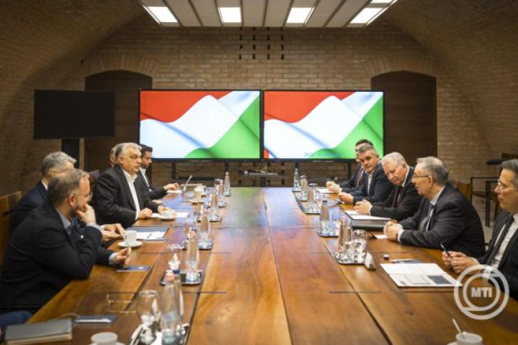 Orbán Viktor a gazdaszervezetek és a fuvarozók képviselőivel egyeztetett