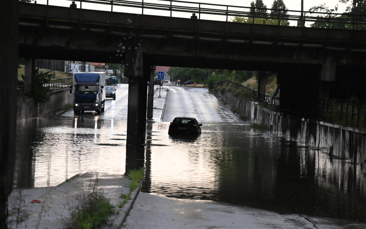 Kidőlt fák, hömpölygő esővíz okozott gondot országszerte 