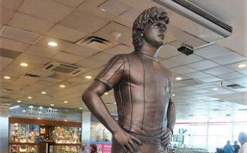 Maradona-szobor állítottak a Buenos Aires-i repülőtéren