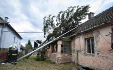 Országszerte mintegy 180 helyszínen kellett beavatkozniuk a tűzoltóknak