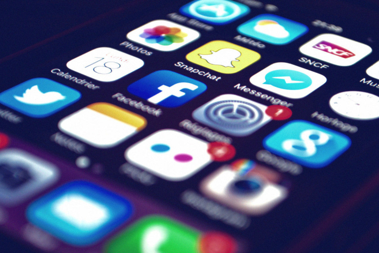 A Facebook és a Twitter ismét több száz, Iránhoz és Oroszországhoz köthető hamis fiókot távolított el